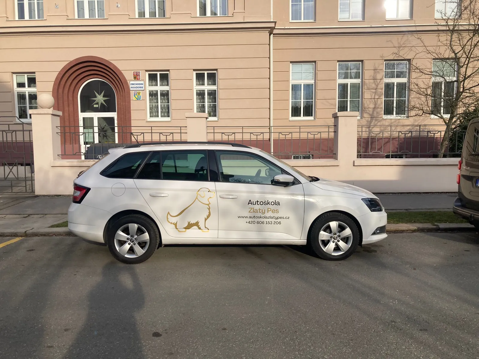 Auto Autoškoly Zlatý Pes před učebnou v Olomouci